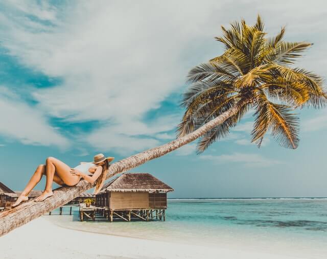 femme plage maldives