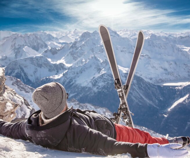 homme ski croisé montagne panorama