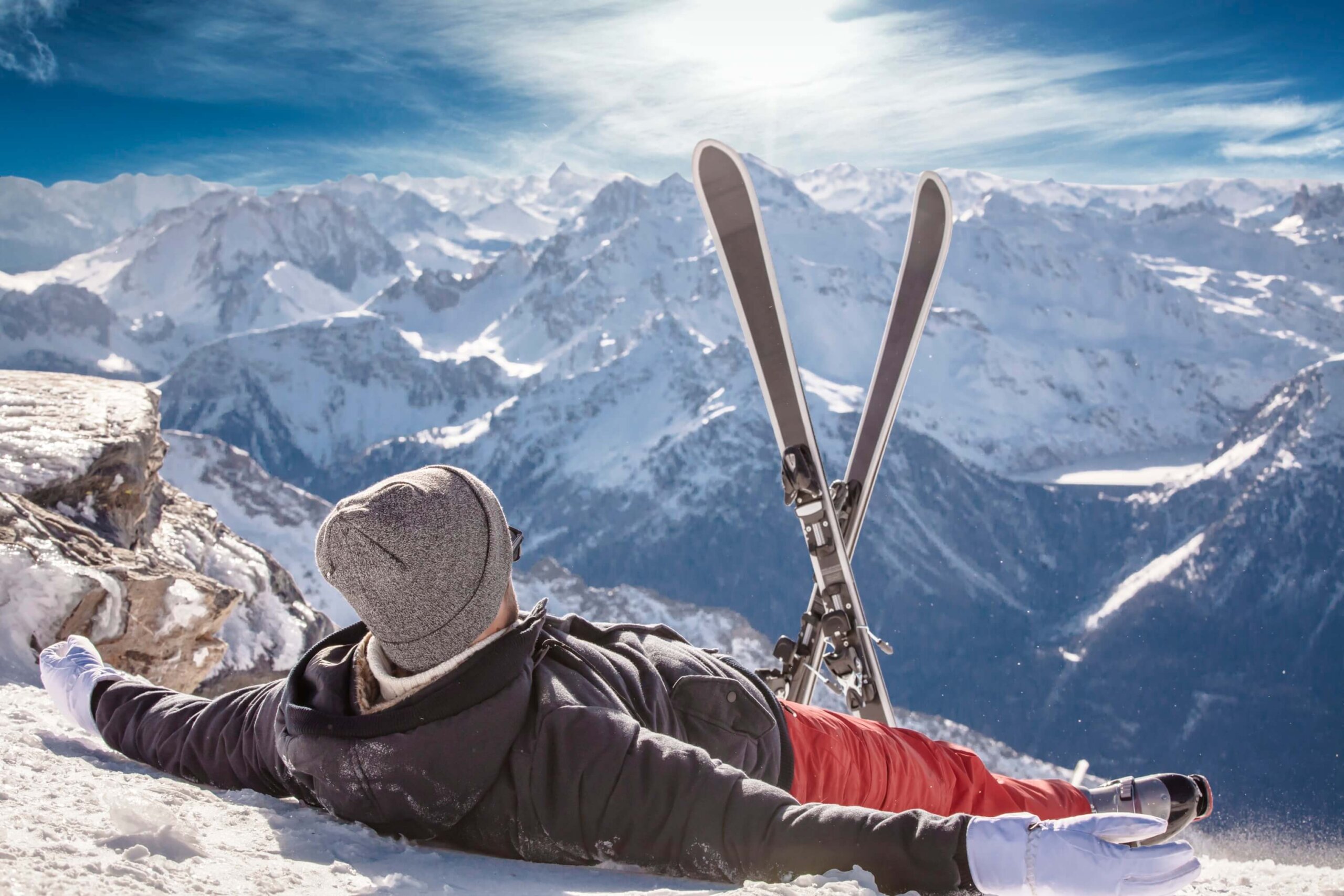 homme ski croisé montagne panorama