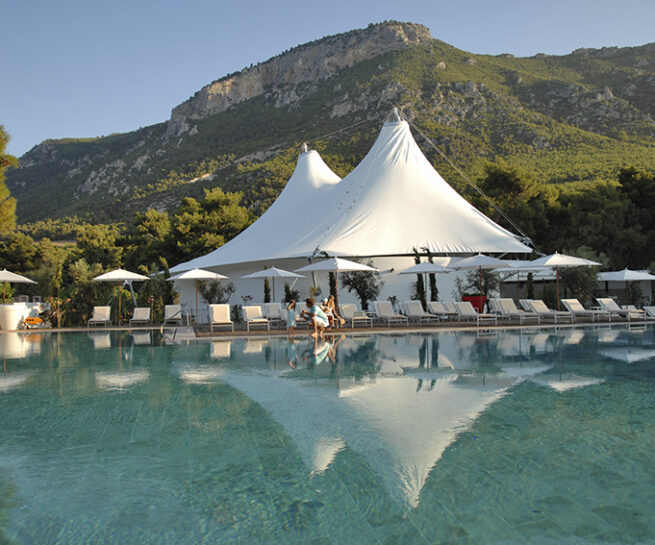 piscine avec montagne en fond