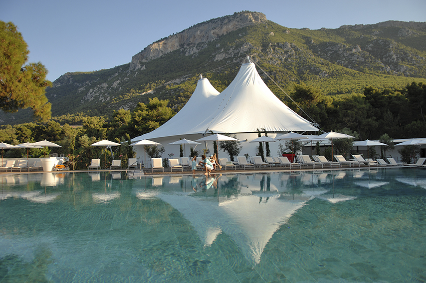 piscine avec montagne en fond